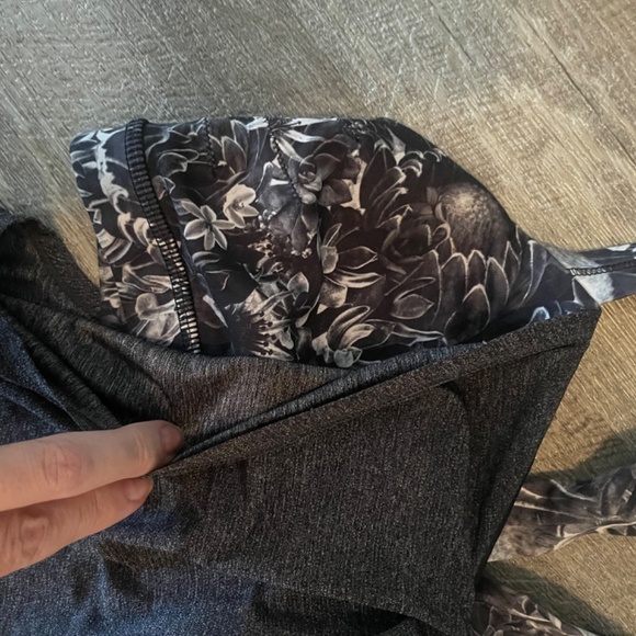 Lululemon tank top. Size 8. Built in bra, medium support. Loose hip - Picture 7 of 12